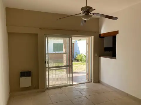 Casa 6 ambientes con 2 baños