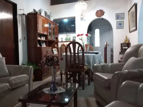 Casa 3 ambientes con parque y quincho en Paso del Rey