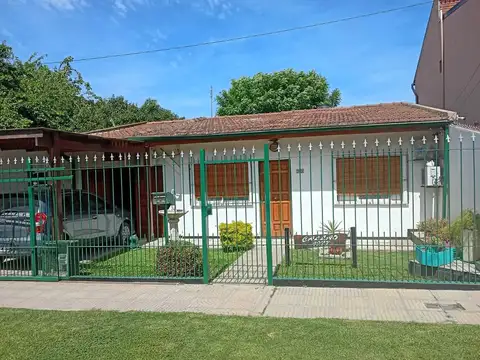 Casa 3 ambientes con parque y quincho en Paso del Rey