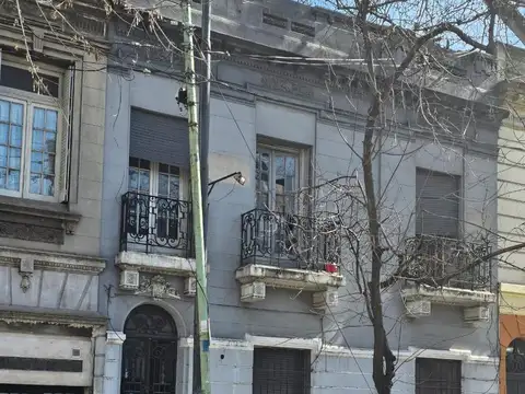 CASA CATORCE AMBIENTES-FLORES-VENTA