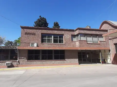 10.835 m2 en total con playa de maniobras  6.729 m2 cubiertos 5.484 m2 descubiertos