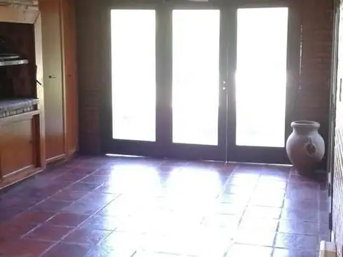 CASA 5 AMBIENTES  COCHERA, PISCINA,  EN CAMPOS DE ALVAREZ