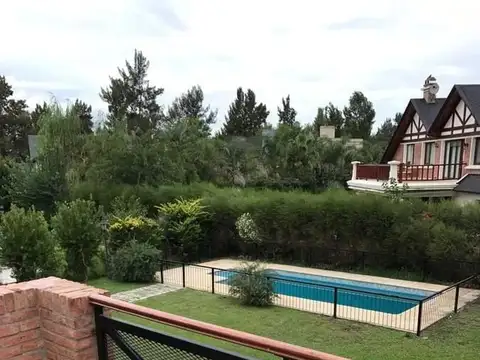 CASA 5 AMBIENTES  COCHERA, PISCINA,  EN CAMPOS DE ALVAREZ
