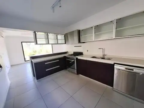 Casa 6 ambientes con 3 baños