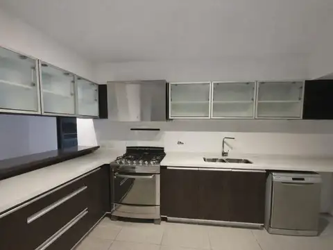 Casa en Alquiler con 2 cocheras