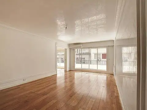 Piso con balcón. Tres dormitorios. Impecable