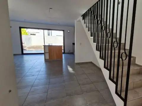 Casa 8 ambientes con 3 baños