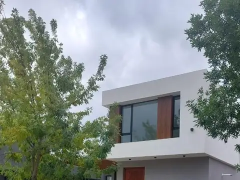 Casa  en Venta en Puertos del Lago, Araucarias
