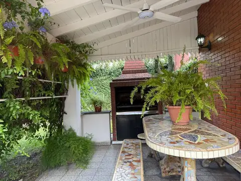 VENTA CASA C/GARAGE,FONDO, QUINCHO Y TERRAZA-WILDE