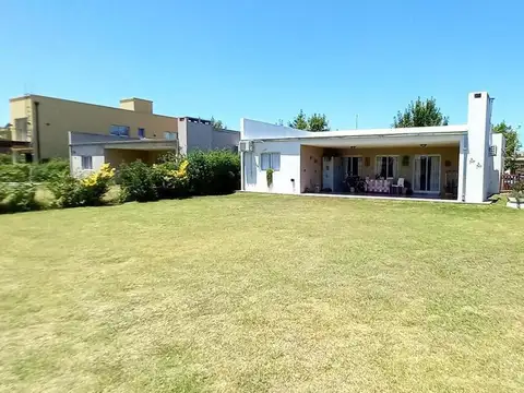 EXCELENTE OPORTUNIDAD! CASA EN PILAR DEL ESTE LOTE DE 600 M2, 5 AMB, 3 DORMITORIOS, COCHERA, GALERIA