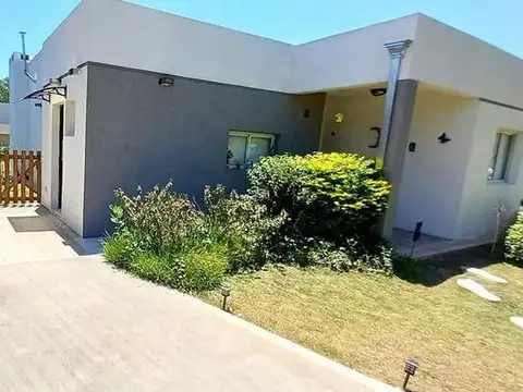 EXCELENTE OPORTUNIDAD! CASA EN PILAR DEL ESTE LOTE DE 600 M2, 5 AMB, 3 DORMITORIOS, COCHERA, GALERIA