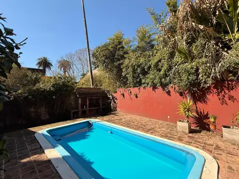 Casa 9 ambientes con 2 baños