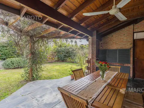 Casa en Venta con 2 cocheras