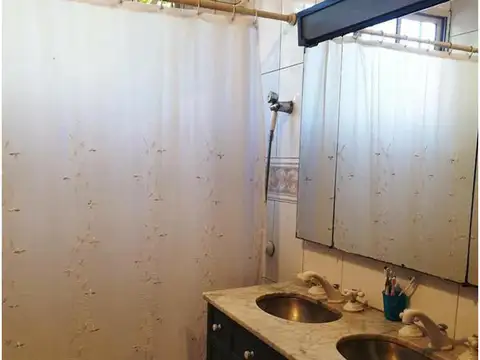 Casa 5 ambientes con 3 baños