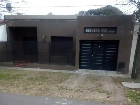 Casa en venta - 2 Dormitorios 1 Baño - Cochera - 242Mts2 - Ensenada