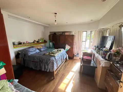 Departamento tipo casa en esquina en tres plantas, con garage y terraza, Liniers.