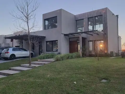 Espectacular casa con vista a la laguna en Pilará | VCO Propiedades