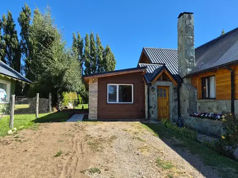 Hermoso depto. de dos ambientes en planta baja, con entrada de auto y patio/jardín.