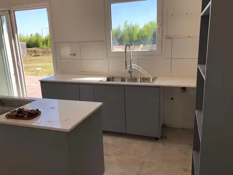 Casa 4 ambientes con 2 baños