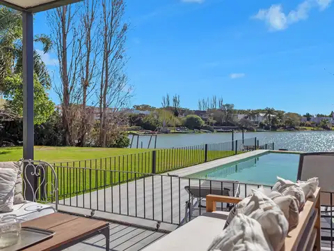 Casa en venta y alquiler anual en Santa Bárbara, con costa a la laguna central, orientación Norte