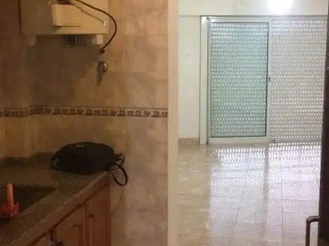 1 ambiente grande, impecable con balcón