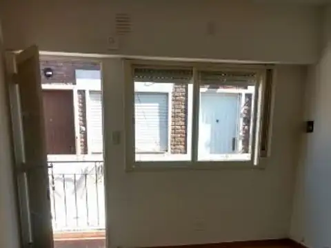 Santander 2700, Piso 1