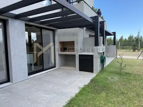 Casa en Alquiler con 1 cochera