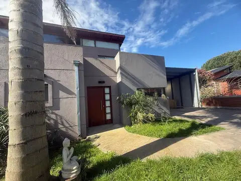 VENTA CASA 4 AMB, PARQUE Y PARRILLA,ACANTILADOS