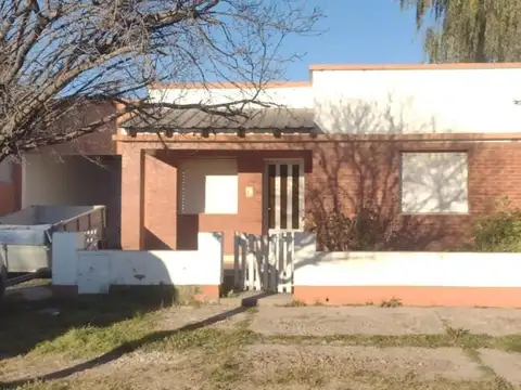 Casa en venta - 3 Dormitorios 1 Baño - Darregueira