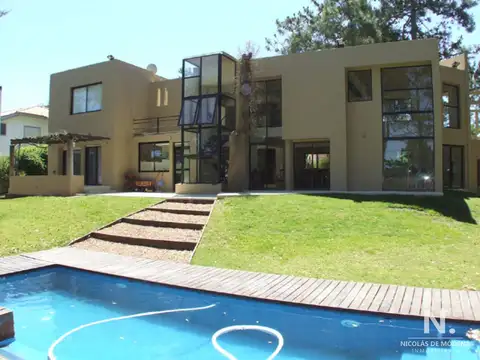 A POCAS CUADRAS DEL MAR,