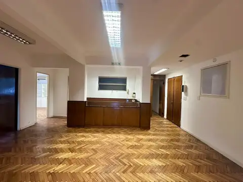 Excelente oficina en Paraguay y Talcahuano. Piso con amplios despachos y sala. Dos alas separables.