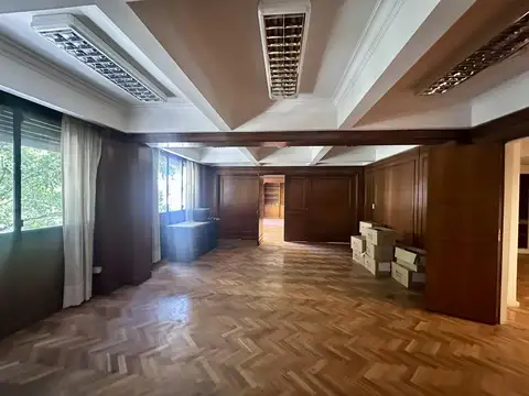 Excelente oficina en Paraguay y Talcahuano. Piso con amplios despachos y sala. Dos alas separables.