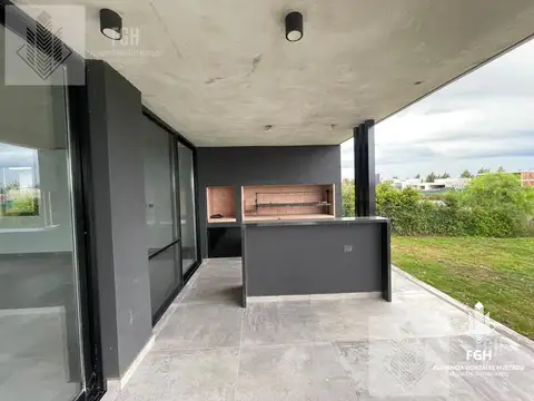 Casa 7 ambientes con 4 baños