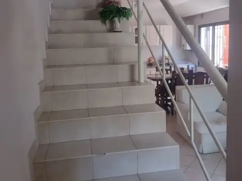 Casa en Venta con cochera, excelente estado.