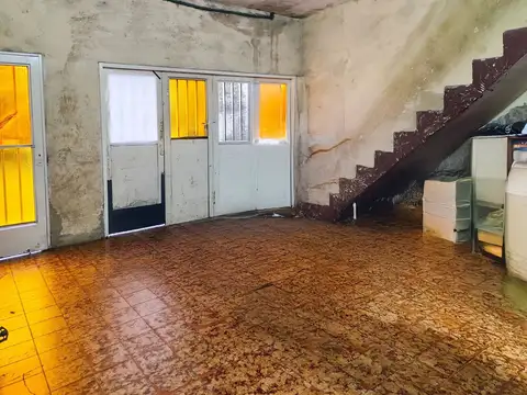 Casa 8 ambientes con 2 baños