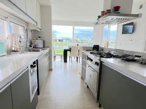 Casa en Alquiler con 4 cocheras