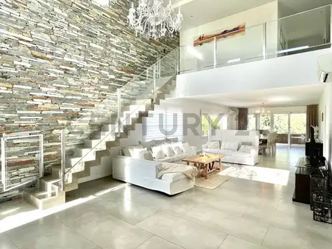 Moderna casa al agua en venta en Los Lagos Nordelta