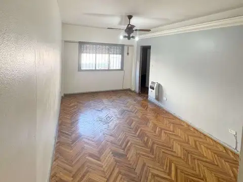 3 Amb. Excelente ubicación. Cerca de 3 líneas de subte. cocina con lavadero. Baño completo. Alquilado.