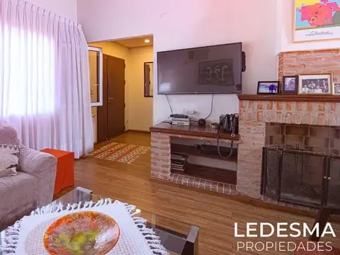 CASA QUINTA SOBRE LOTE DE 1700M2