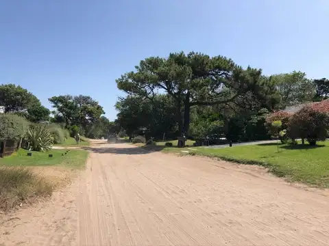 ESPECTACULAR LOTE EN SEGUNDA LINEA DE MAR DE 1050M2 - CARILO