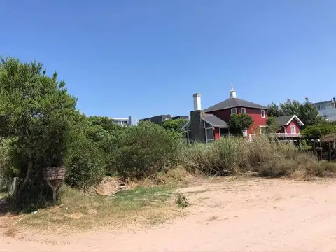 ESPECTACULAR LOTE EN SEGUNDA LINEA DE MAR DE 1050M2 - CARILO