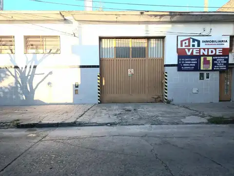 Venta de galpón (losa)  s/ 2 lotes. A metros de av.Crovara.