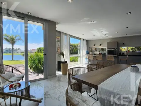 Casa en Venta con 7 cocheras