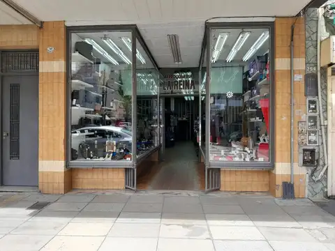 VTA LOCAL LANUS 25 DE MAYO 200 DOS PLANTAS 226M2