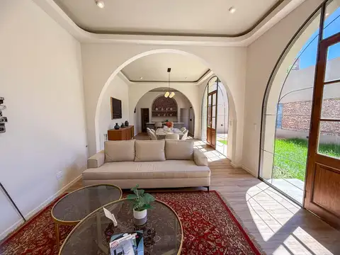 Venta Casa tres dormitorios renovada. Lourdes - Rosario