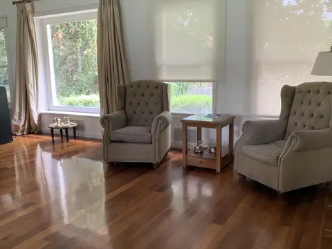 Av. Pres. Juan Domingo Peron   al 1600