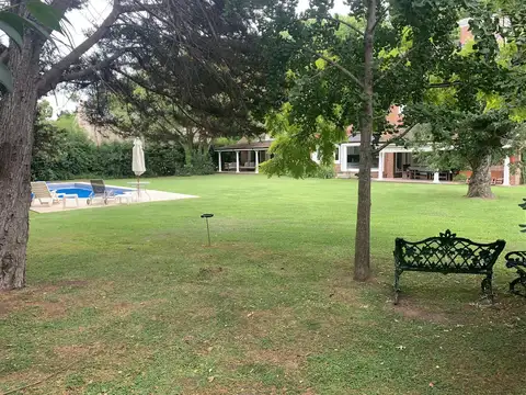 Av. Pres. Juan Domingo Peron   al 1600