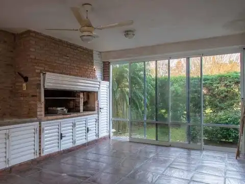 Casa 6 ambientes con 2 baños