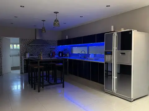 Casa en Venta con 6 cocheras