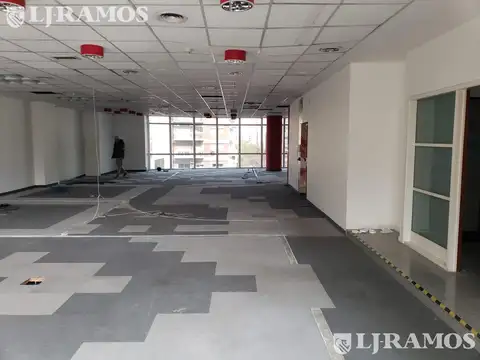 Oficina en Alquiler con 2 cocheras